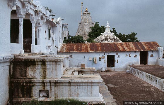 UDAIPUR - Dall'ingresso al piccolo tempio si intravede a sinistra la copertura del Jagdish Temple