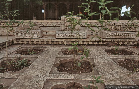 UDAIPUR - City Palace - Bari Mahal: particolare del grazioso giardino centrale