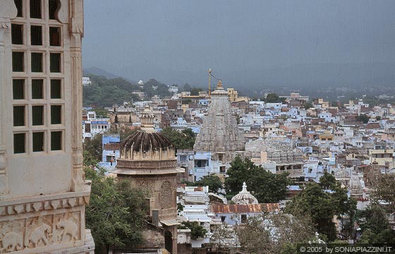 RAJASTAN MERIDIONALE - Dall'alto del City Palace vista su Udaipur: spicca la copertura del Jagdish Temple