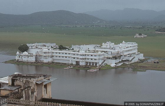 UDAIPUR - Dal City Palace vista sul Lake Pichola, sulla Jagniwas Island e sul Lake Palace