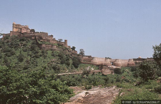 RAJASTHAN MERIDIONALE - Il forte di Kumbhalgarh edificato in cima alla catena dell'Aravalli a 1100 metri nella regione del Mewar