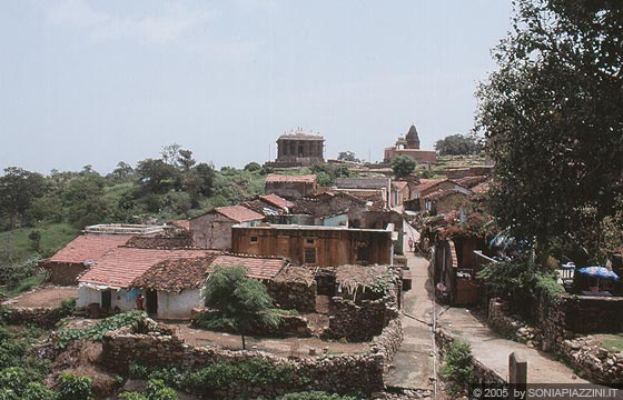 RAJASTHAN MERIDIONALE - Il villaggio costruito all'interno del forte di Kumbhalgarh ai piedi della collina del palazzo e sullo sfondo i templi