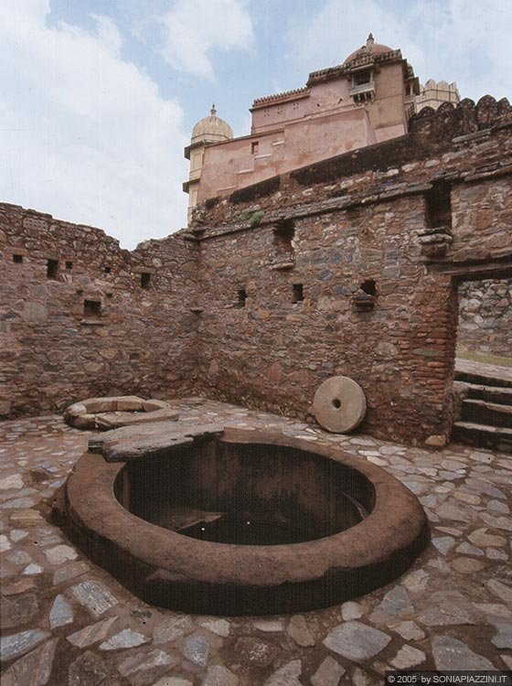 RAJASTHAN MERIDIONALE - L'inaccessbile forte di Kumbhalgarh in cima alla catena dell'Aravalli: dirigendoci verso la dimora regale osserviamo una caratteristica cisterna
