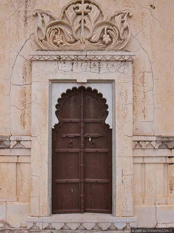 FORTE DI KUMBHALGARTH - Una porta della dimora regale con i caratteristici archi lobati