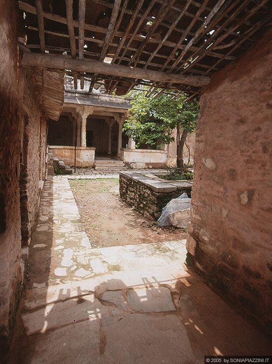 RAJASTHAN MERIDIONALE - Girovaghiamo curiosi tra i cortili e gli edifici del forte di Kumbhalgarh