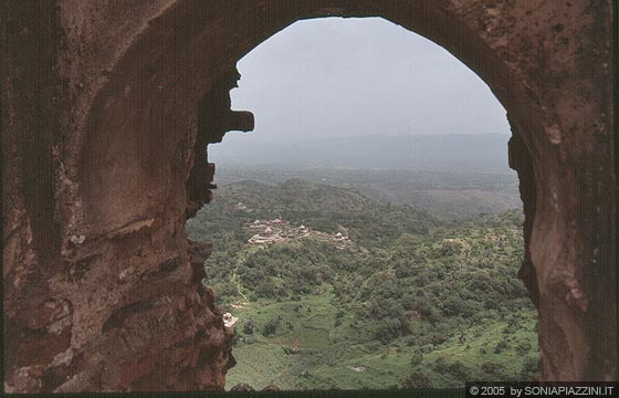 FORTE DI KUMBHALGARTH - Dai merli delle mura e dalle aperture della fortezza, viste mozzafiato su questo paesaggio del Rajasthan meridionale
