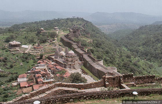 FORTE DI KUMBHALGARTH - Dalla sommità la vista spazia sulle cime dell'Aravalli e sulle mura della fortezza che racchiude al suo interno un villaggio e numerosi templi 