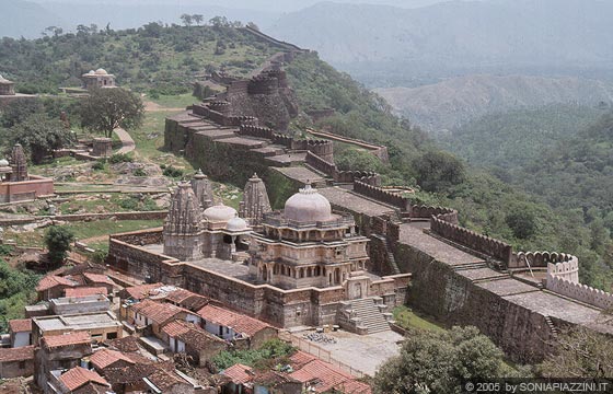 RAJASTHAN MERIDIONALE - Le inespugnabili mura del forte di Kumbhalgarh e in primo piano i templi induisti costruiti all'interno della fortezza