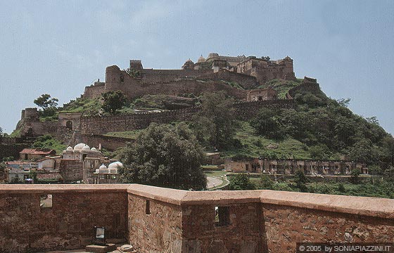 RAJASTHAN MERIDIONALE - L'inespugnabile palazzo della fortezza di Kumbhalgarh arroccato su una cima dell'Aravalli visto dal basamento dei templi