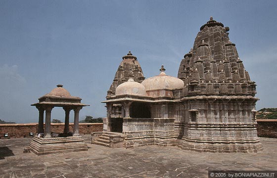 RAJASTHAN MERIDIONALE - L'inaccessbile forte di Kumbhalgarh: uno dei templi induisti nei pressi del villaggio