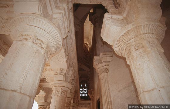 FORTE DI KUMBHALGARTH - Le possenti colonne in pietra del deambulatorio del tempio con copertura a cupola semicircolare