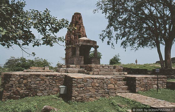 RAJASTHAN MERIDIONALE - L'inaccessbile forte di Kumbhalgarh: un tempio minore e più distante