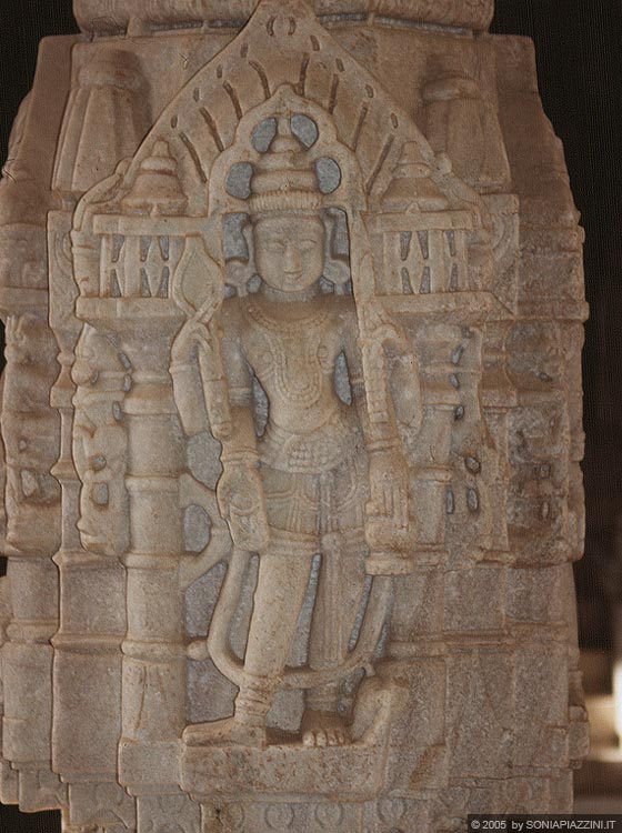 RANAKPUR - Bassorilievo nel tempio giainista Chaumukha Temple