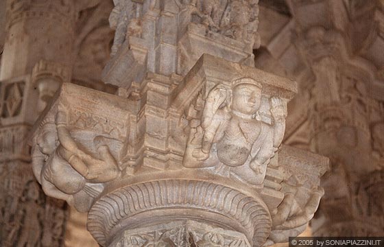 RANAKPUR - Capitelli adornati di figure nel tempio giainista Chaumukha Temple 