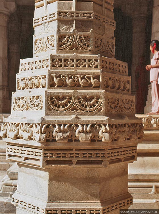 RANAKPUR - Chaumukha Temple - le ricche superfici scolpiti di una colonna nel portico del tempio