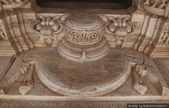 RANAKPUR - Chaumukha Temple - particolare della soglia e di un gradino di accesso
