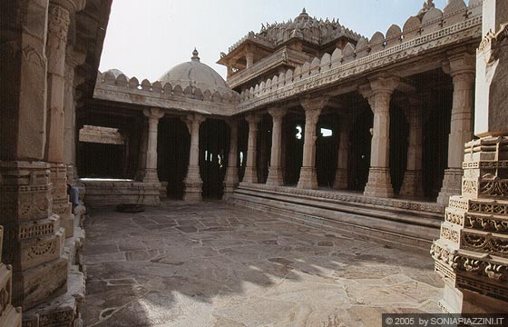RANAKPUR - Chaumukha Temple (Tempio delle quattro facce) - il candido marmo filtra ed esalta la luce del sole che filtra nel tempio