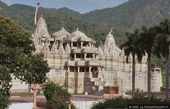 RANAKPUR - Chaumukha Temple (Tempio delle quattro facce) visto dalla terrazza del Sun Temple