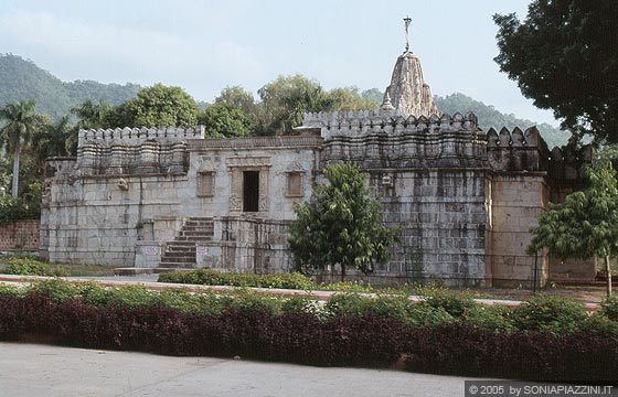 RANAKPUR - Sun Temple visto dal viale pedonale con l'alto basamento