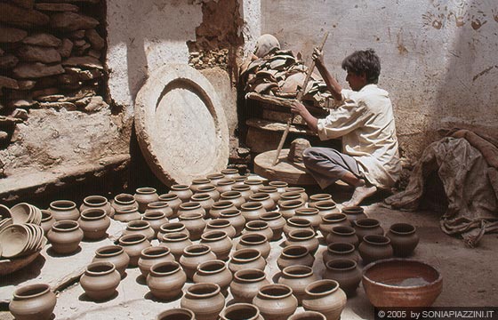 RAJASTHAN MERIDIONALE - L'intricato dedalo di viuzze della città vecchia di Udaipur: l'artigianato della ceramica e dei vasi
