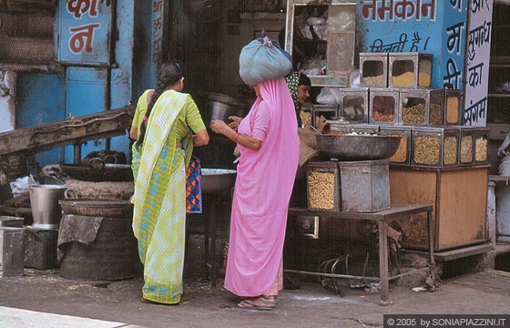 UDAIPUR - Donne indiane acquistano spezie e cereali in un caratteristico negozio della città vecchia