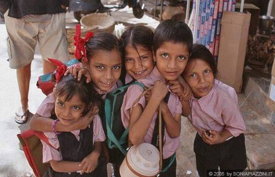 UDAIPUR - Un simpatico gruppo di cinque bambini ci chiede con insistenza una foto in cambio di 1 Rupia a testa