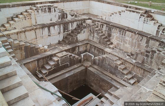 UDAIPUR - Gli splendidi cenotafi dei maharana del Mewar: la vasca 