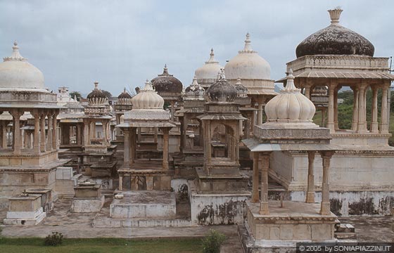 RAJASTHAN MERIDIONALE - Ultima giornata ad Udaipur - gli splendidi cenotafi dei maharana del Mewar