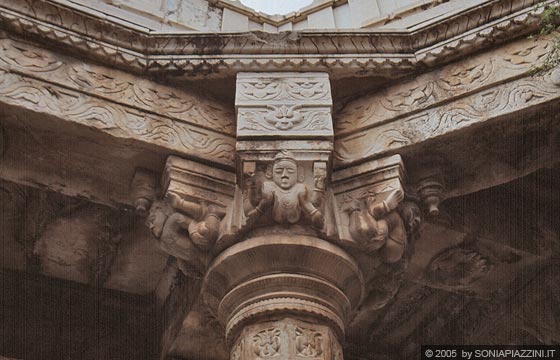 UDAIPUR - Cenotafi dei maharana del Mewar: particolare di un capitello con gruppi scultorei