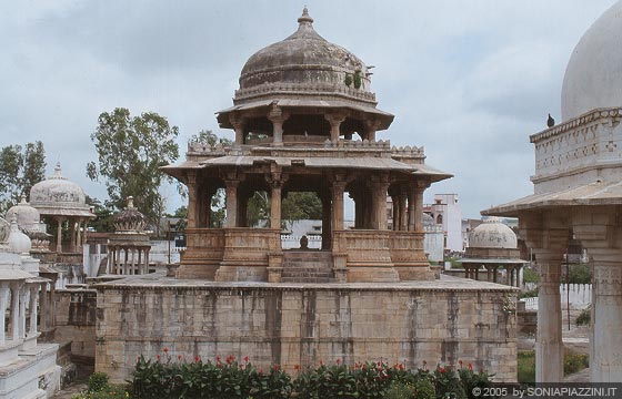 UDAIPUR - Cenotafi dei maharana del Mewar - uno dei principali monumenti sepolcrali costruito in onore dell'illustre defunto maharana (senza che la salma vi sia deposta) 