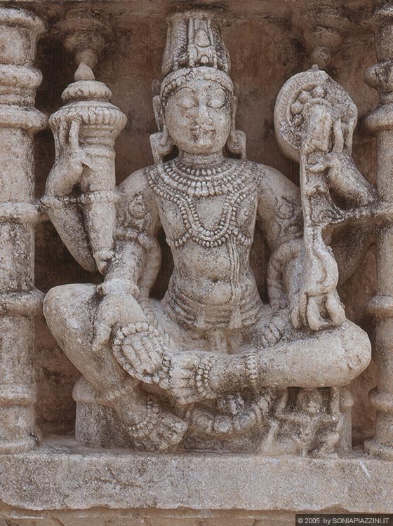 UDAIPUR - Particolare delle sculture del tempio giainista in marmo nei pressi del cimitero