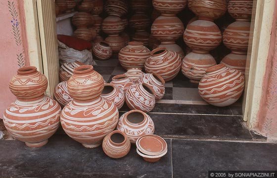 UDAIPUR - L'arte della ceramica è strettamente legata alla mitologia indiana: si narra che i primi esseri umani siano stati plasmati da Brahma nell'argilla 