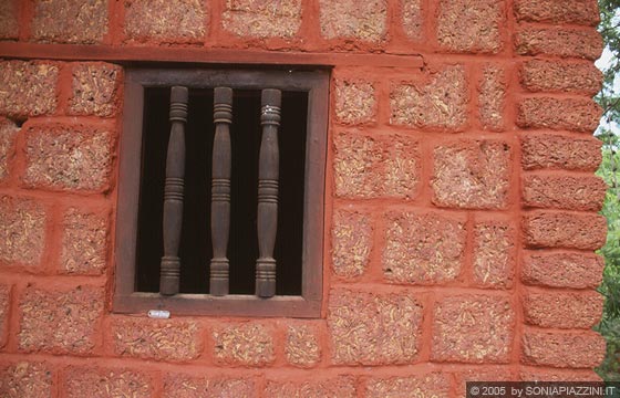 RAJASTHAN MERIDIONALE - L'ultima giornata ad Udaipur visitiamo il villaggio di Shilpgram - particolare di una finestra in legno
