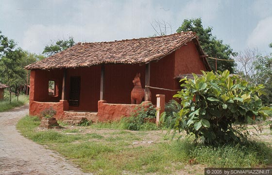 RAJASTHAN MERIDIONALE  - Villaggio di Shilpgram - qui si possono osservare le tipiche abitazioni di quattro regioni, Rajastan, Gujarat, Goa e Maharashtra 