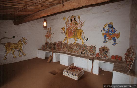 RAJASTHAN MERIDIONALE - Villaggio di Shilpgram nei pressi di Udaipur - interno di una casa rajastana