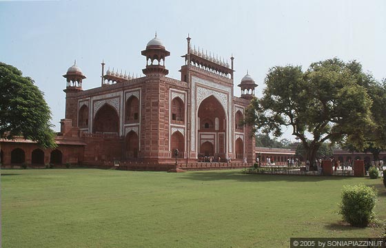 AGRA - Taj Mahal - il grandioso portale in arenaria rossa decorato con citazioni del Corano da cui si accede al cortile interno