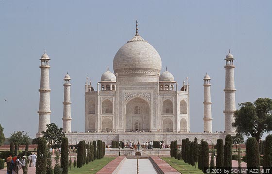 AGRA - Taj Mahal, l'imponente mausoleo di marmo bianco fatto erigere per amore