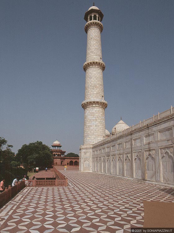AGRA - Taj Mahal - uno dei quattro minareti posti agli angoli del basamento