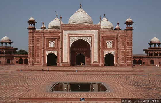 AGRA - Taj Mahal - la moschea in arenaria e sul lato opposto l'edificio identico per rispettare la simmetria