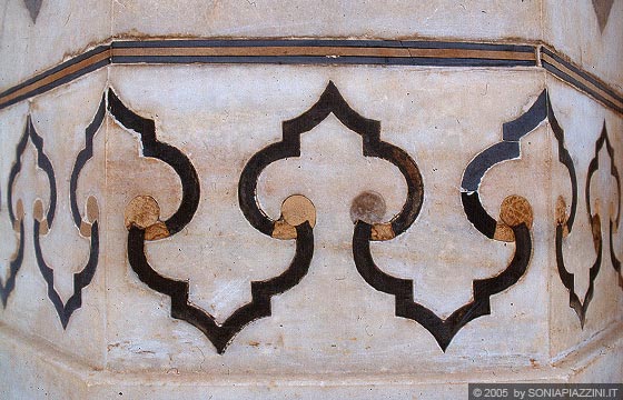 UTTAR PRADESH - Agra - particolare delle decorazioni in pietra dura incastonate del Taj Mahal 