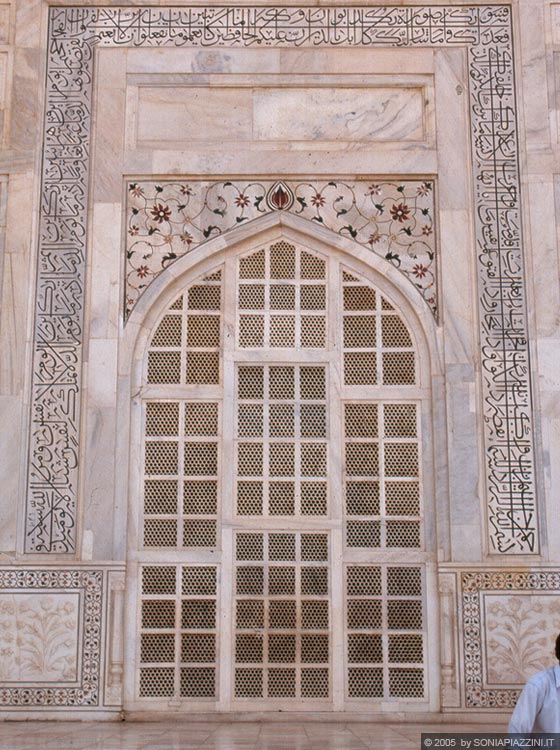 UTTAR PRADESH - Agra - una porta sulle facciate laterali del Taj Mahal cinta dalle citazioni dei versetti del Corano