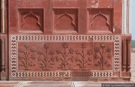 AGRA - Taj Mahal - le decorazioni in arenaria rossa della moschea 