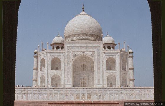 AGRA - Taj Mahal visto dalla moschea in arenaria rossa - la perfetta simmetria del Taj