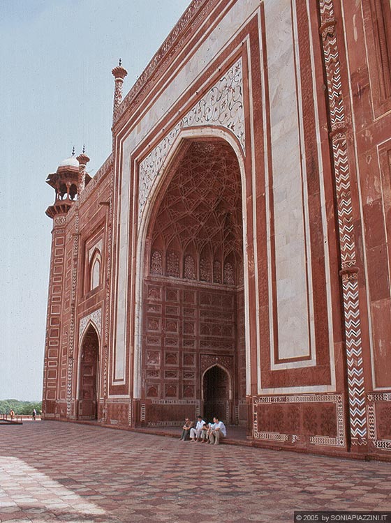 AGRA - Il portale dell'edificio identico alla moschea in arenaria rossa sul lato opposto rispetto al Taj Mahal
