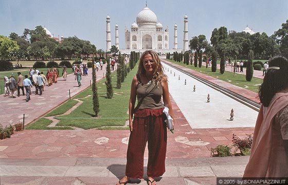 AGRA - Taj Mahal - l'immancabile foto turistica davanti a uno dei più celebri monumenti al mondo