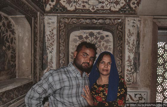 AGRA - Una coppia di fidanzati indiani ci chiede una fotografia al mausoleo di Itimad-ud-Daulah