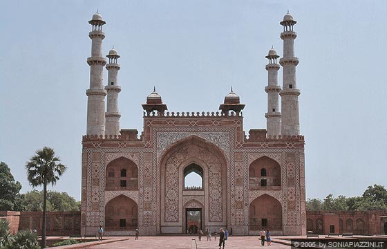 AGRA - Mausoleo di Akbar - la grande porta meridonale di accesso vista dall'interno del cortile