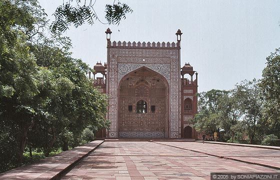 UTTAR PRADESH - Agra - Il mausoleo di Akbar - particolare di una delle porte monumentali orientate secondo i punti cardinali che chiudono il vasto giardino 