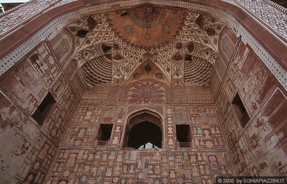 AGRA - Mausoleo di Akbar - una delle porte monumentali orientate secondo i punti cardinali a chiusura del percorso sopraelevato a croce che divide il parco di Sikandra in grande aree verdi
