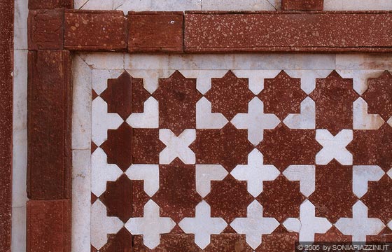 AGRA - Mausoleo di Akbar - la grande porta meridonale di accesso: particolare della decorazione a motivi geometrici con combinazione di marmo bianco e pietre dure colorate 